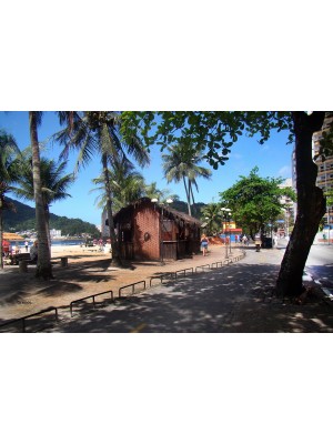 Calçadão com quiosques de palha antigos na orla da Praia do Gonzaguinha - São Vicente SP.